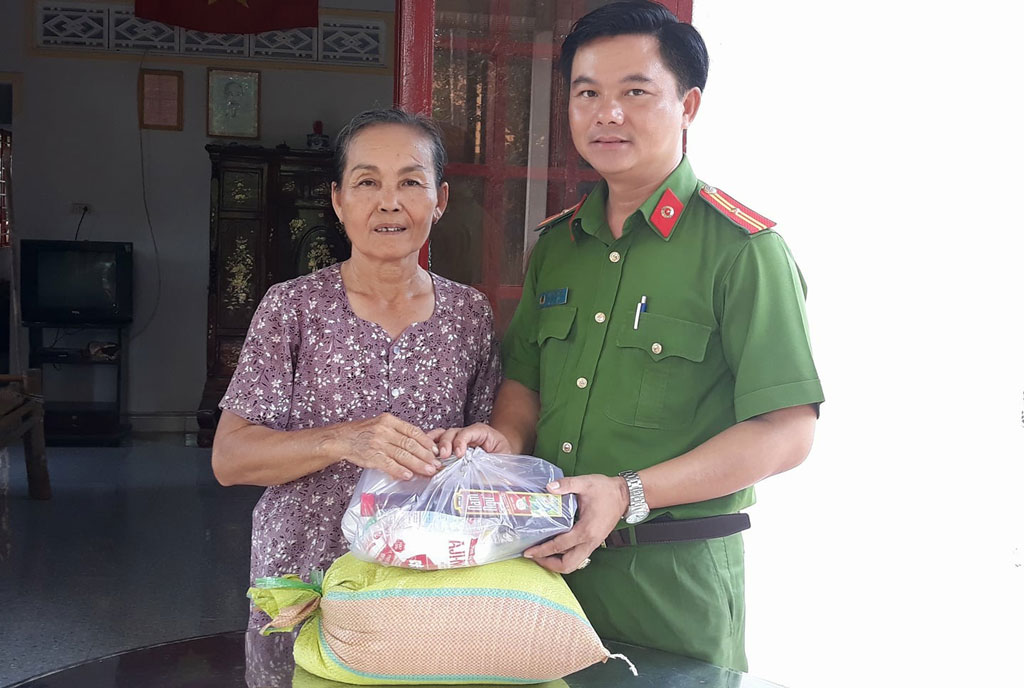 Thiếu tá Mai Rạng Đông thăm hỏi, tặng quà gia đình chính sách