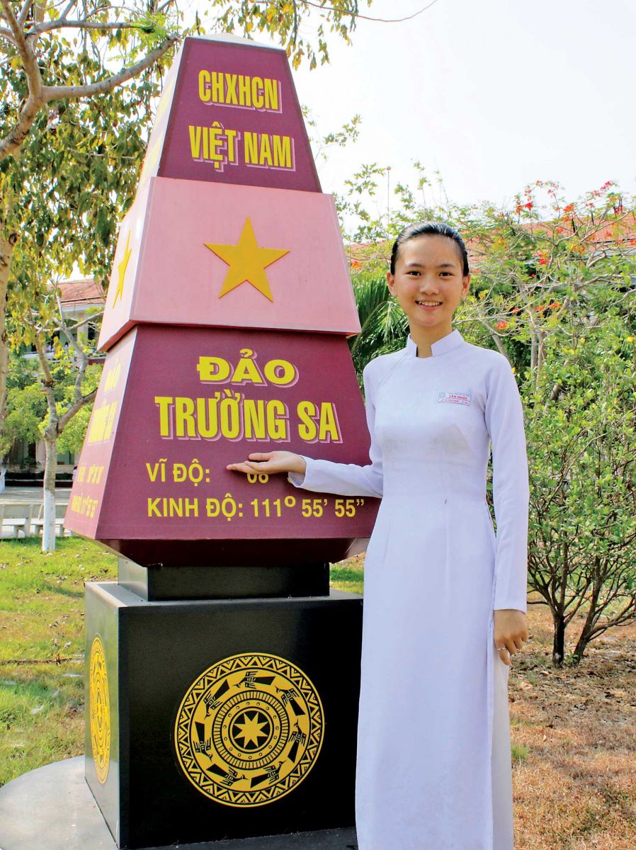 Những bông hoa trong vườn Bác Vân Khanh giới thiệu về mô hình quần đảo Trường Sa tại Trường THPT Cần Giuộc