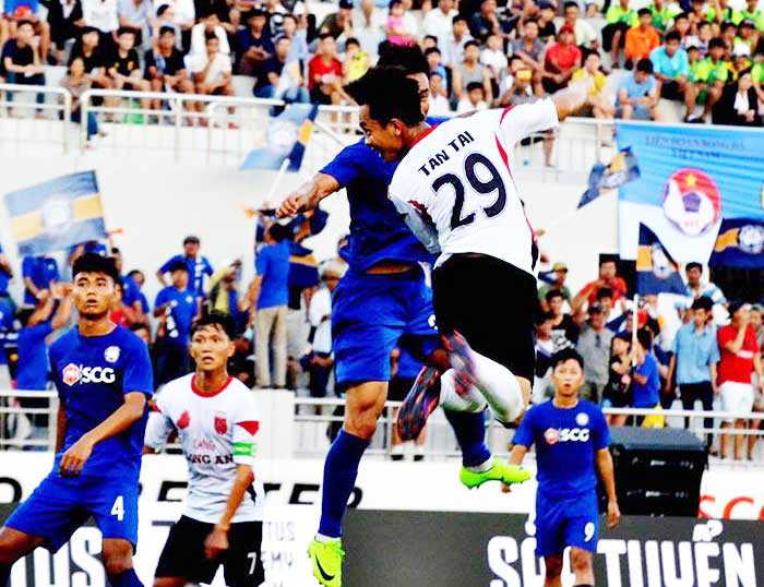 Ngô Tấn Tài (29, áo trắng) ghi bàn thắng danh dự cho Long An trong trận thua 1-6 trước BRVT. Ảnh: Anh Tuấn