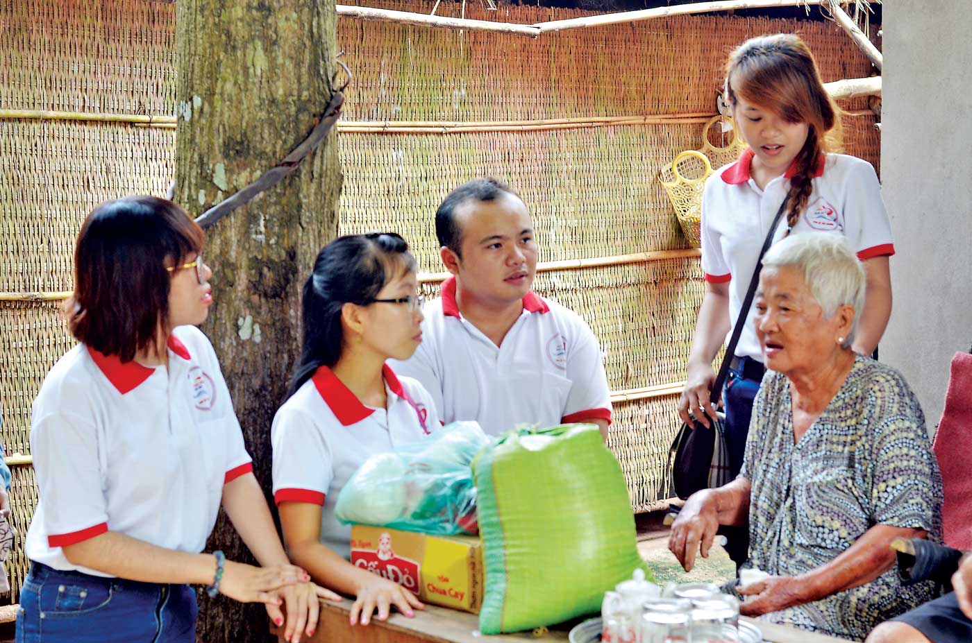 Tặng quà cho hộ nghèo