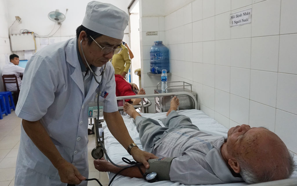 Bác sĩ Phạm Văn Tựu - Trưởng khoa Cấp cứu Bệnh viện Đa khoa khu vực Cần Giuộc, khám cho bệnh nhân