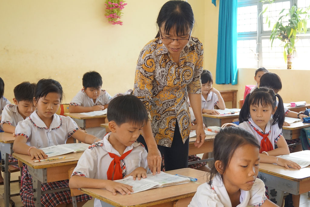 Xứng đáng với danh hiệu chiến sĩ thi đua Với tình yêu nghề, cô Lê Kim Phương kiên trì bám trụ với vùng  đất khó trong sự nghiệp trồng người gần 26 năm qua