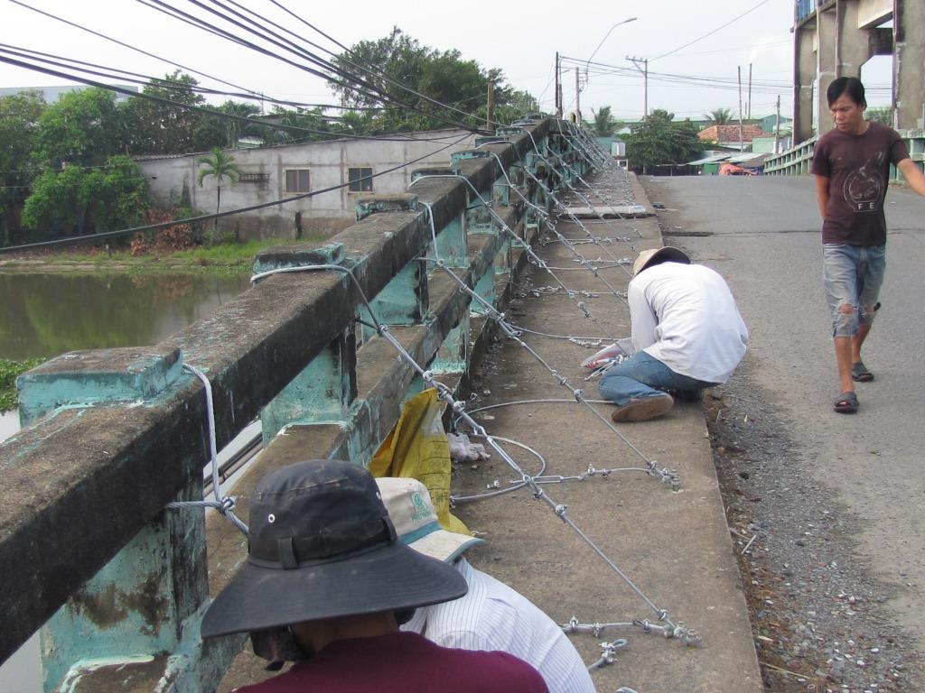 Người đi bộ buộc phải đi xuống lòng đường.