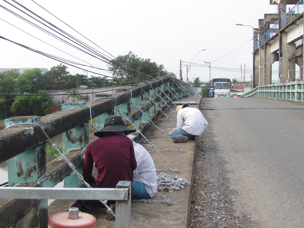 Công nhân đang gia cố lan can cống Rạch Chanh-QL62 ấp Rạch Chanh, xã Lợi Bình Nhơn, TP Tân An. (ngày 20/5)