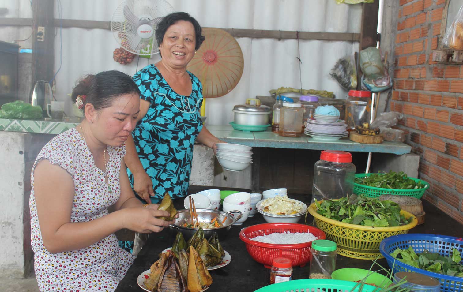 Đám giỗ là dịp để con cháu, hàng xóm của gia đình bà Nhung đoàn tụ, chia sẻ chuyện làm ăn, chuyện gia đình