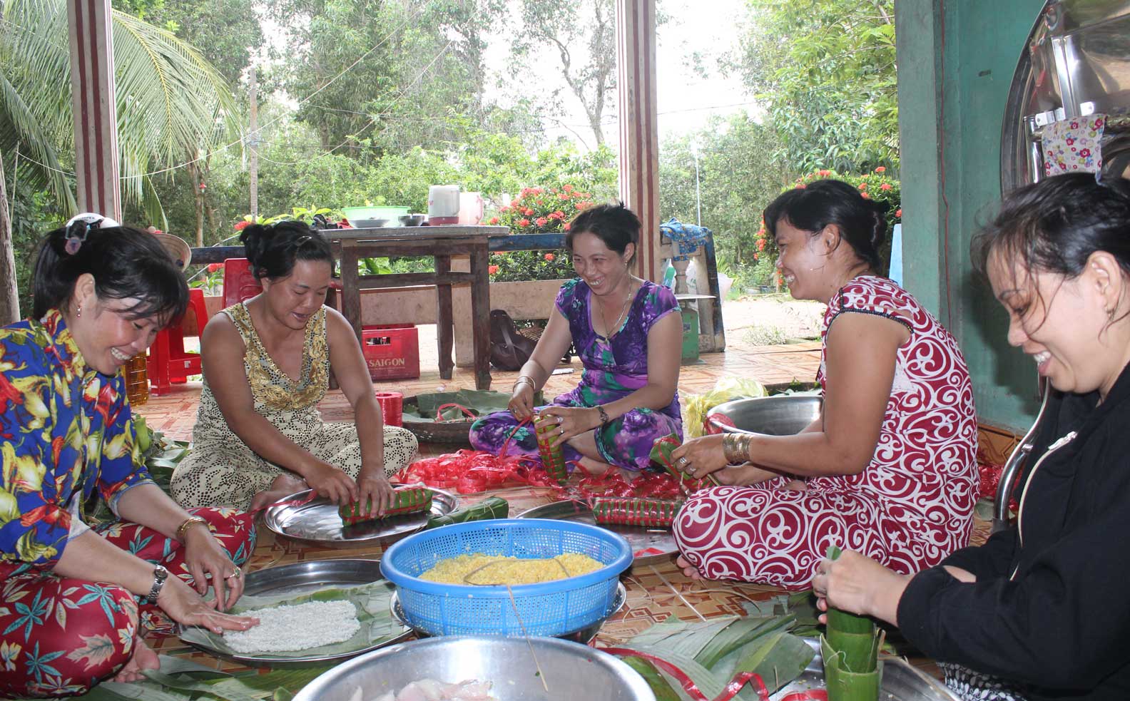 Nhiều gia đình ở quê vẫn giữ được truyền thống gói bánh trước ngày đám giỗ 