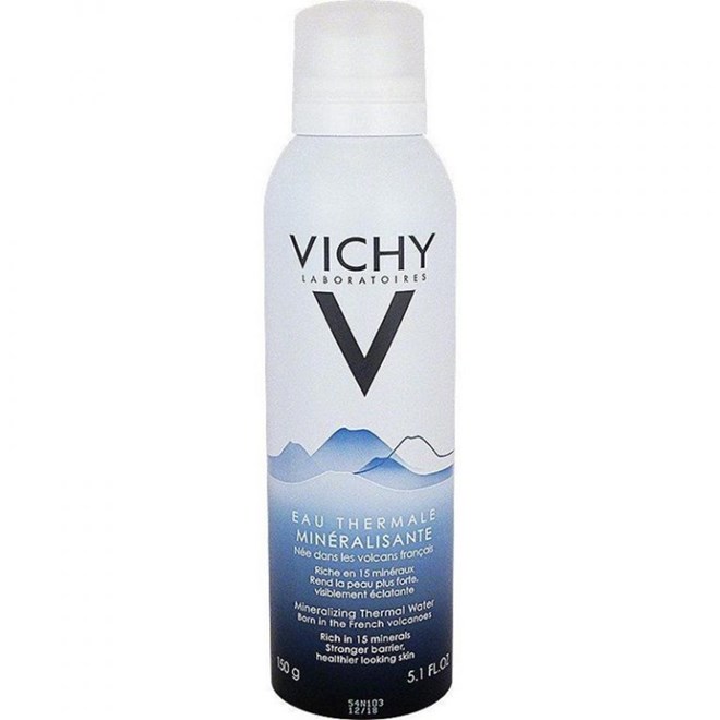 Vichy Thermal Spa Water: Xịt khoáng chứa nguyên liệu nước khoáng 100% thiên nhiên, chứa các khoáng chất có lợi giúp dưỡng ẩm, tái tạo, kháng viêm và làm dịu làn da. Giá: 250.000 đồng/150ml