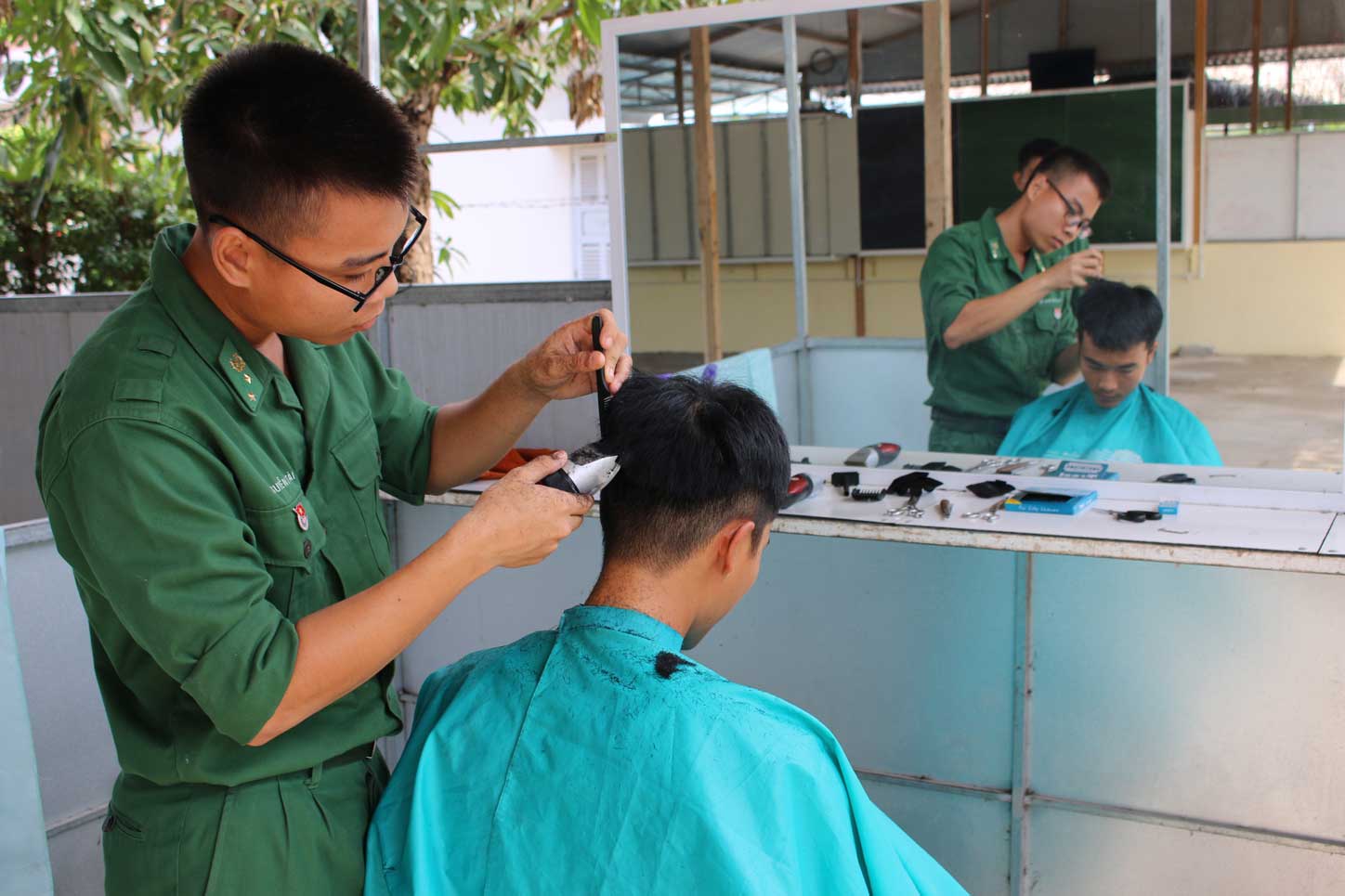 Bình quân mỗi tháng, câu lạc bộ cắt tóc cho hơn 200 cán bộ, chiến sĩ trong đơn vị