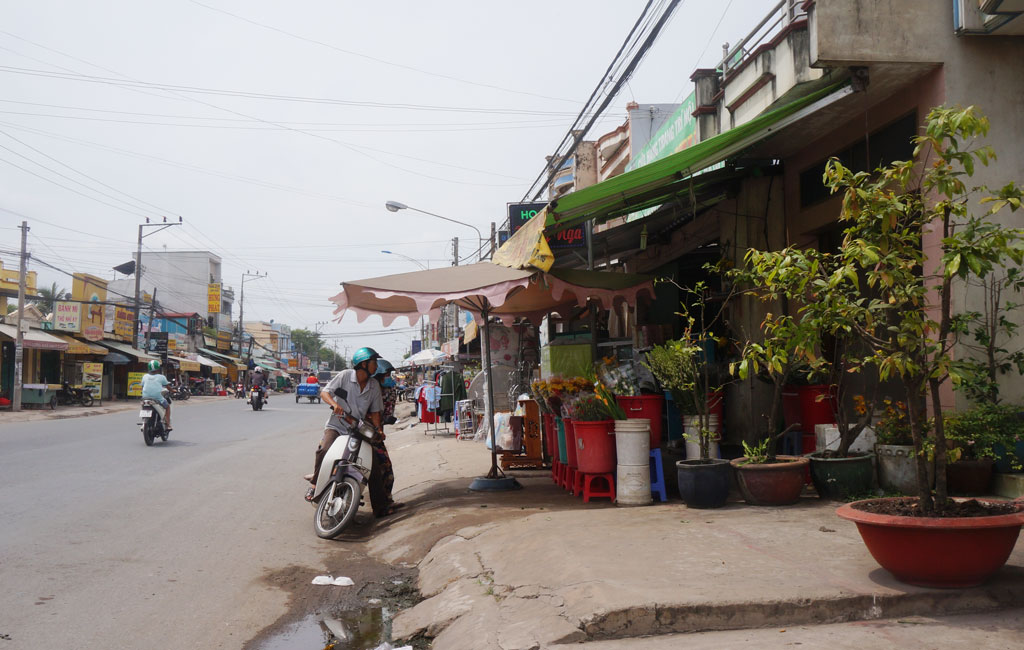 Gần đây, Đường tỉnh 835, đoạn gần trụ sở UBND xã Phước Lợi, huyện Bến Lức có nguy cơ bị tái chiếm vỉa hè. Ảnh: Lam Hồng