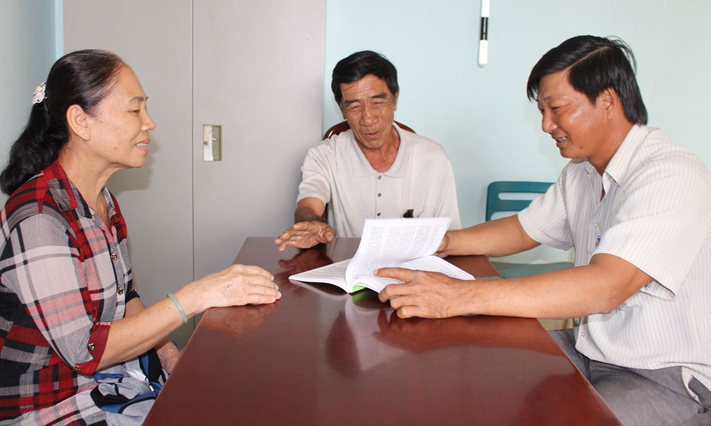 Người dân mượn và đọc sách tại Tủ sách pháp luật xã Thạnh Hòa, huyện Bến Lức