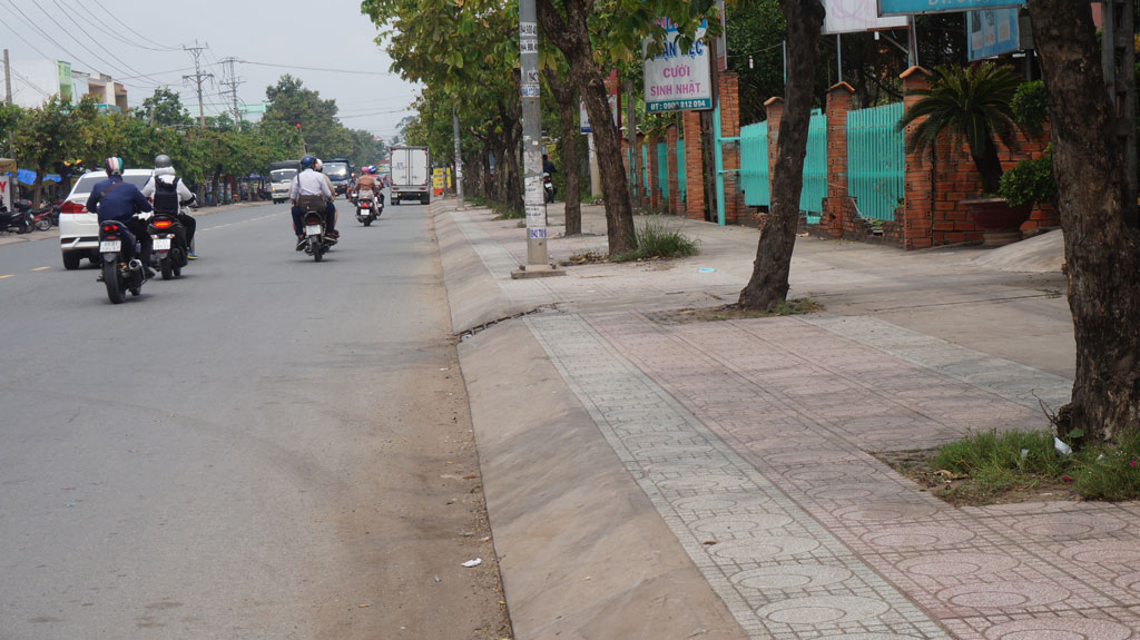 Vỉa hè đường Nguyễn Văn Siêu, thị trấn Bến Lức, huyện Bến Lức khá thông thoáng