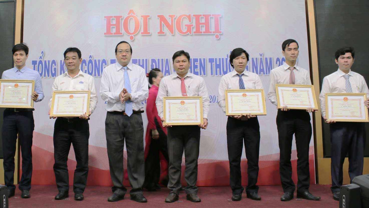 Anh Lê Thanh Duẫn (thứ 2, phải qua) nhận bằng công nhận danh hiệu Chiến sĩ thi đua cấp tỉnh