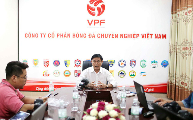 Ông Trần Anh Tú trả lời báo chí sau cuộc họp HDQT VPF chiều 22/5 - Ảnh: Nam Khánh