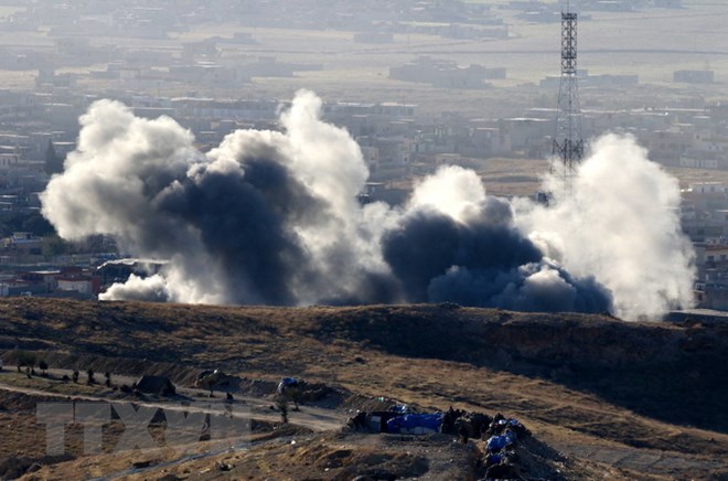 Khói bốc lên từ khu vực Sinjar sau một chiến dịch chống khủng bố của lực lượng người Kurd ở miền bắc Iraq. (Nguồn: AFP/TTXVN)