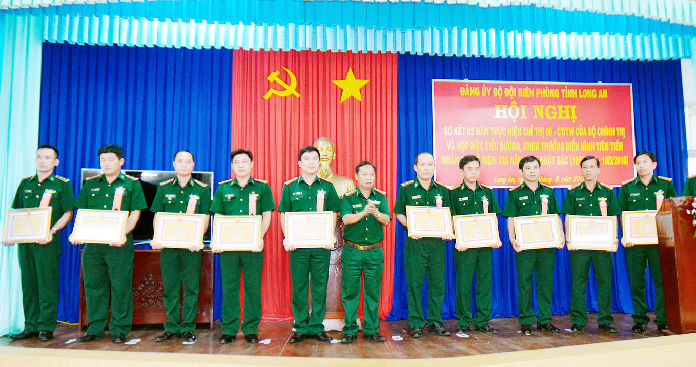 Ðại tá Nguyễn Văn Quan - Chính ủy Bộ đội Biên phòng Long An, trao giấy khen cho các tập thể và cá nhân đạt thành tích cao trong thực hiện Chỉ thị 05