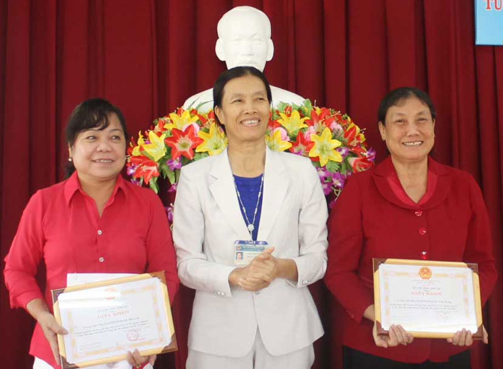 Lan tỏa những mô hình làm theo gương Bác Chi bộ Chi cục Dân số - Kế hoạch hóa gia đình khen thưởng tập thể thực hiện tốt việc xây dựng mô hình học tập và làm theo tư tưởng, đạo đức, phong cách Hồ Chí Minh