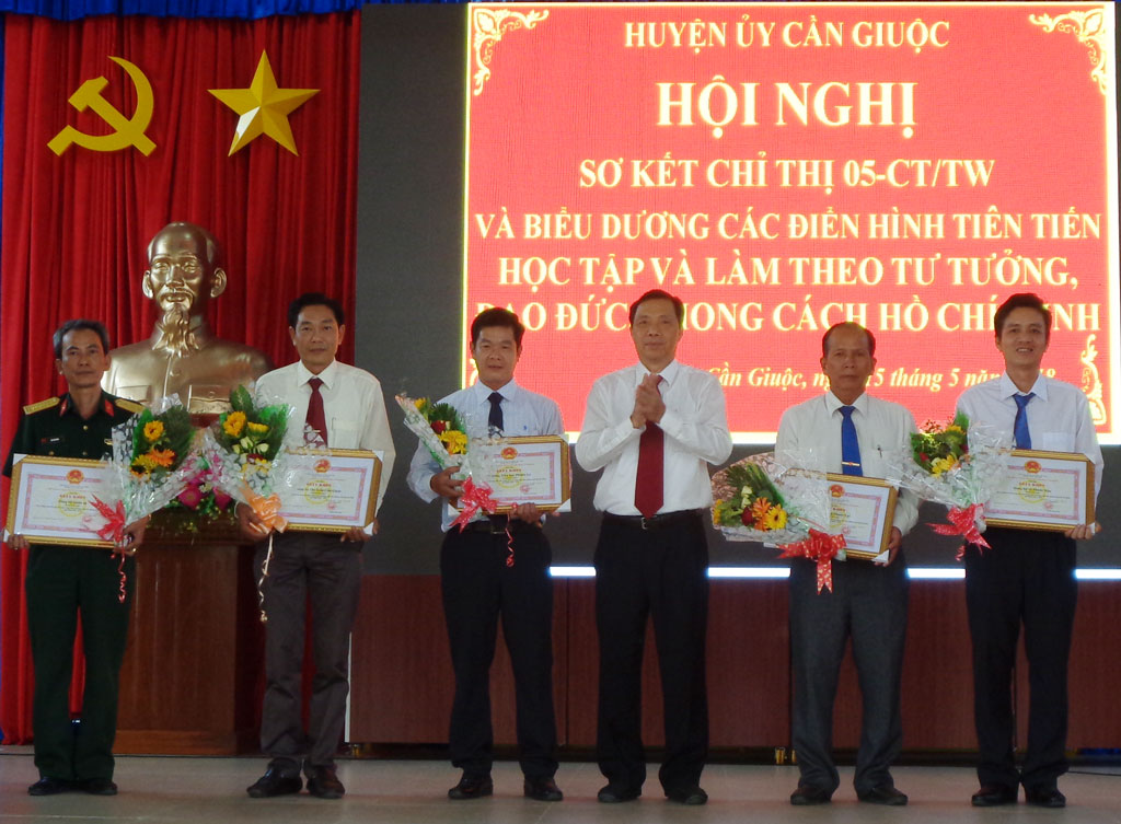 Học Bác để xây dựng quê hương ngày càng phát triển Nhiều tập thể, cá nhân được khen thưởng trong thực hiện Chỉ thị 05