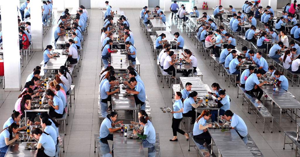 Việc nâng cao chất lượng bữa ăn cho công nhân góp phần bảo đảm sức khỏe, duy trì năng suất lao động. Ảnh: Huỳnh Hương