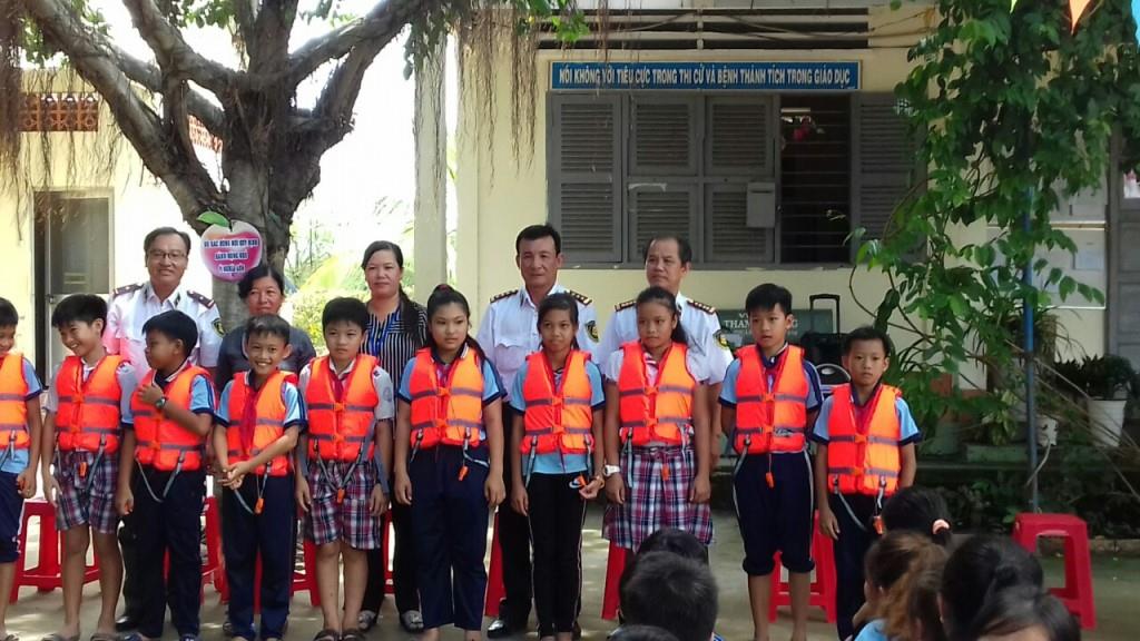 Cán bộ Cảng vụ Đường thủy nội địa Long An trao tặng áo phao cho học sinh xã Thuận Bình, huyện Thạnh Hóa.