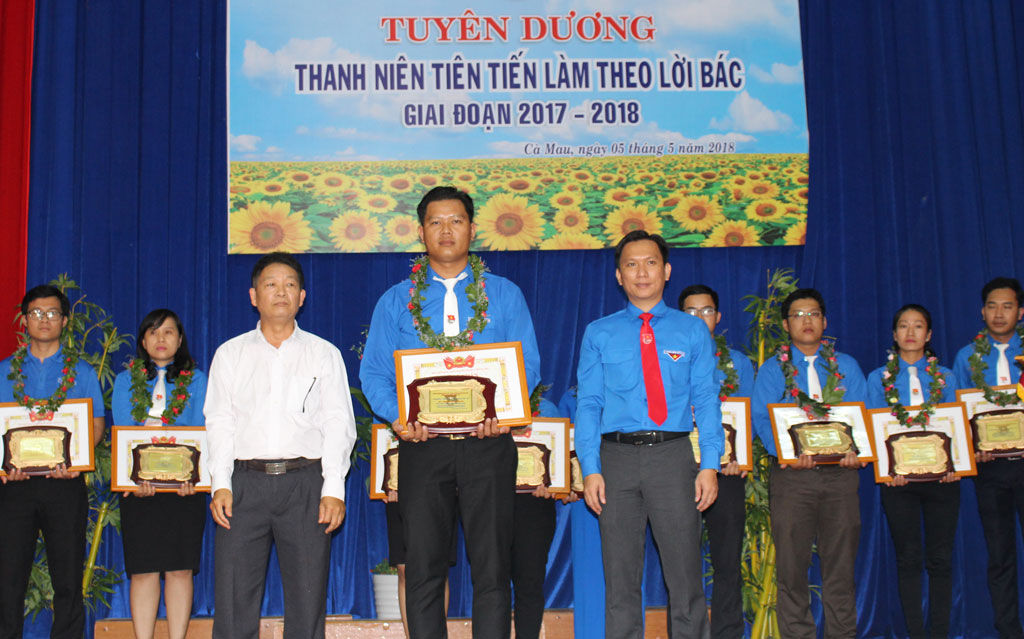 Anh Trần Nguyễn Trường Trí được tuyên dương Thanh niên tiên tiến làm theo lời Bác giai đoạn 2017-2018 cấp khu vực Đồng bằng sông Cửu Long tại tỉnh Cà Mau
