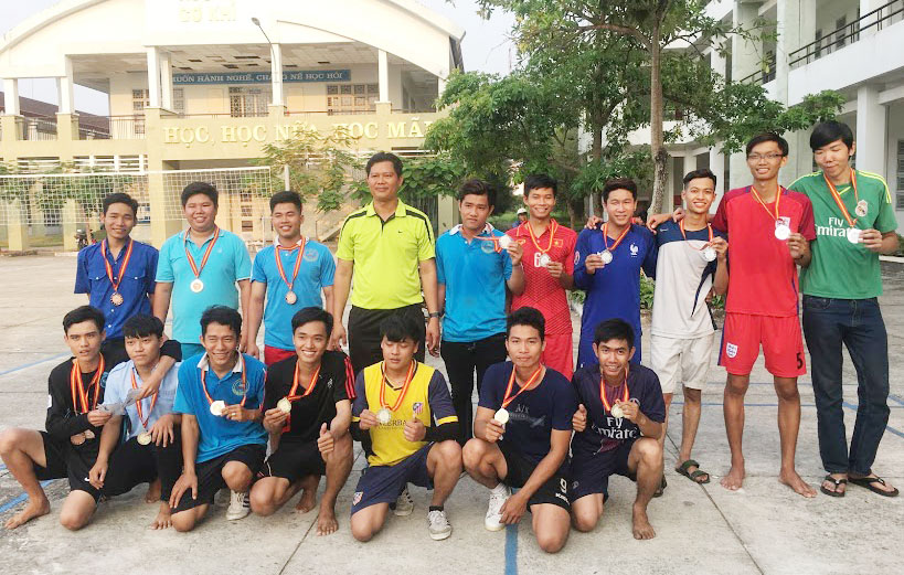 Anh Trần Nguyễn Trường Trí (người thứ 4, trái qua, hàng phía trong) cùng các học sinh, sinh viên của trường trong buổi giao lưu hoạt động thể dục - thể thao