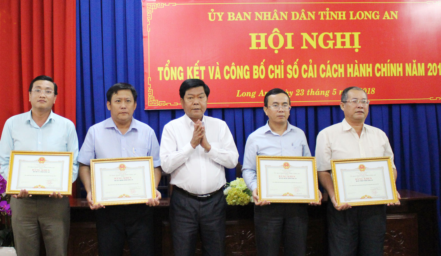 Chủ tịch UBND tỉnh - Trần Văn Cần tặng bằng khen cho các tập thể đạt thành tích xuất sắc trong hoạt động cải cách hành chính 2017