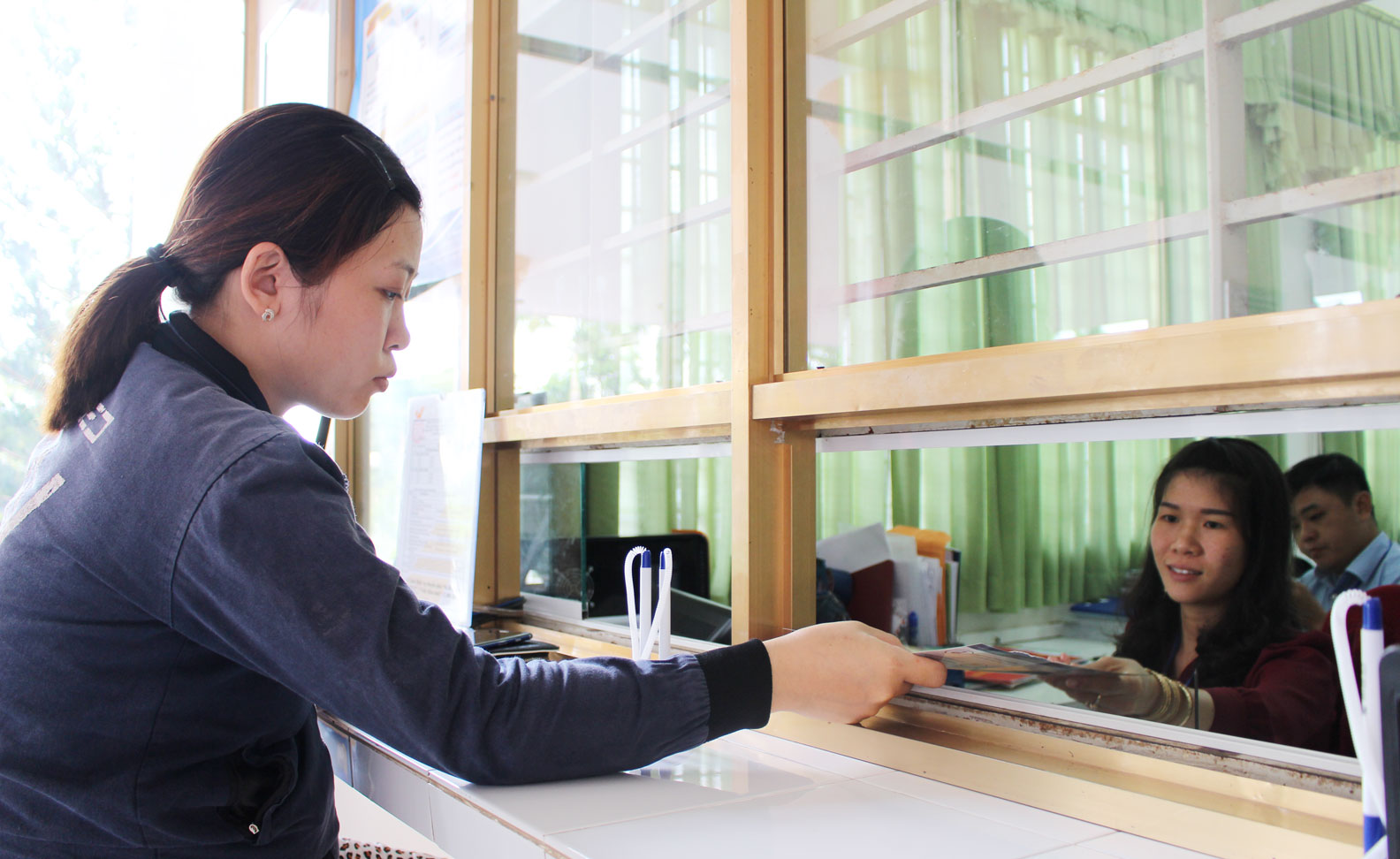 Hướng đến nền hành chính công hiện đại Áp dụng mô hình một cửa liên thông góp phần rút ngắn đáng kể thời gian giải quyết các thủ tục hành chính