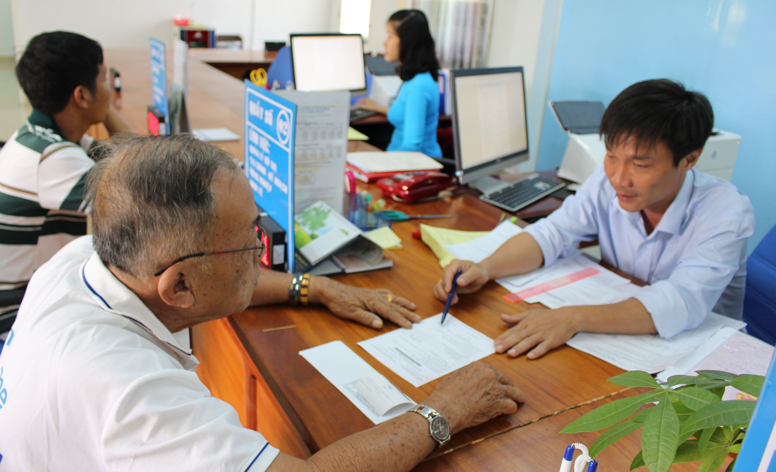 Hướng đến nền hành chính công hiện đại Trung tâm hành chính công cấp huyện được thành lập tạo bước đột phá trong cải cách thủ tục hành chính