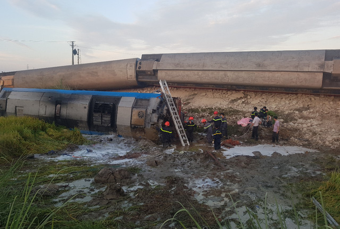 Hiện trường vụ lật tàu hỏa ở huyện Tĩnh Gia, Thanh Hóa sáng 24/5 - Ảnh: Tuấn Hà