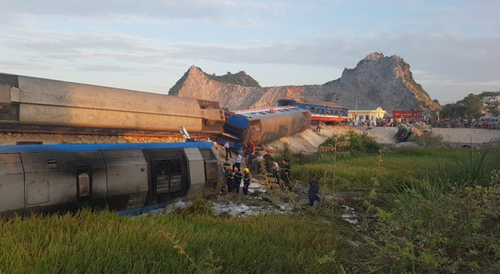 Hiện trường vụ lật tàu hỏa làm gần 10 người thương vong ở huyện Tĩnh Gia sáng 24/5 - Ảnh: Tuấn Hà