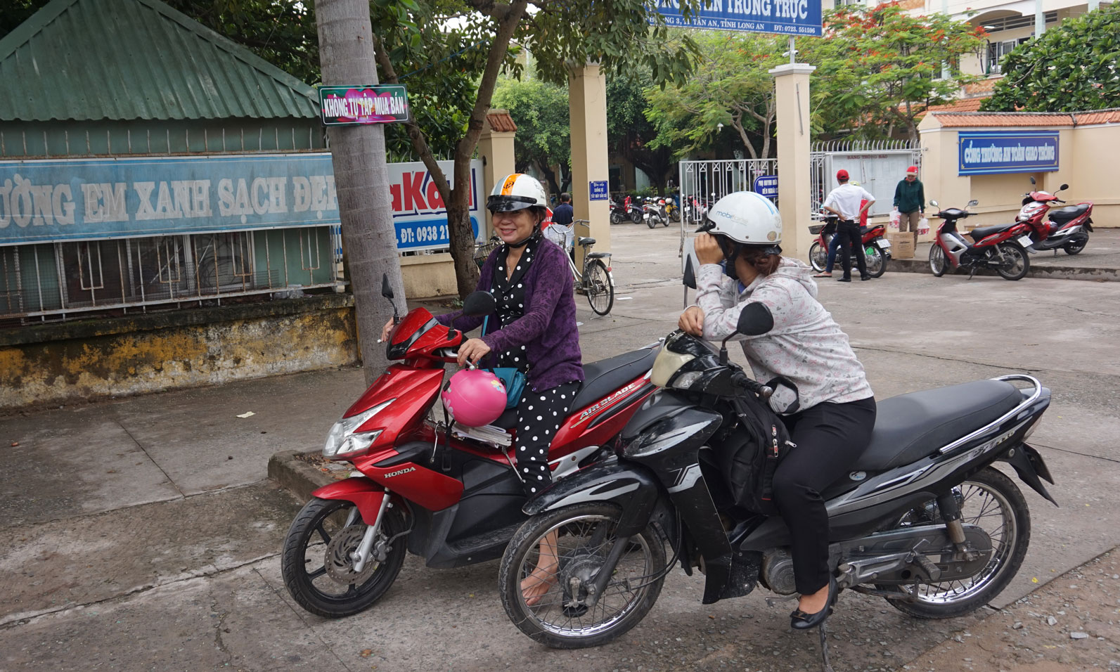 Trường Tiểu học Nguyễn Trung Trực, TP.Tân An sắp xếp nơi đậu xe cho phụ huynh đón con trật tự, không gây cản trở giao thông