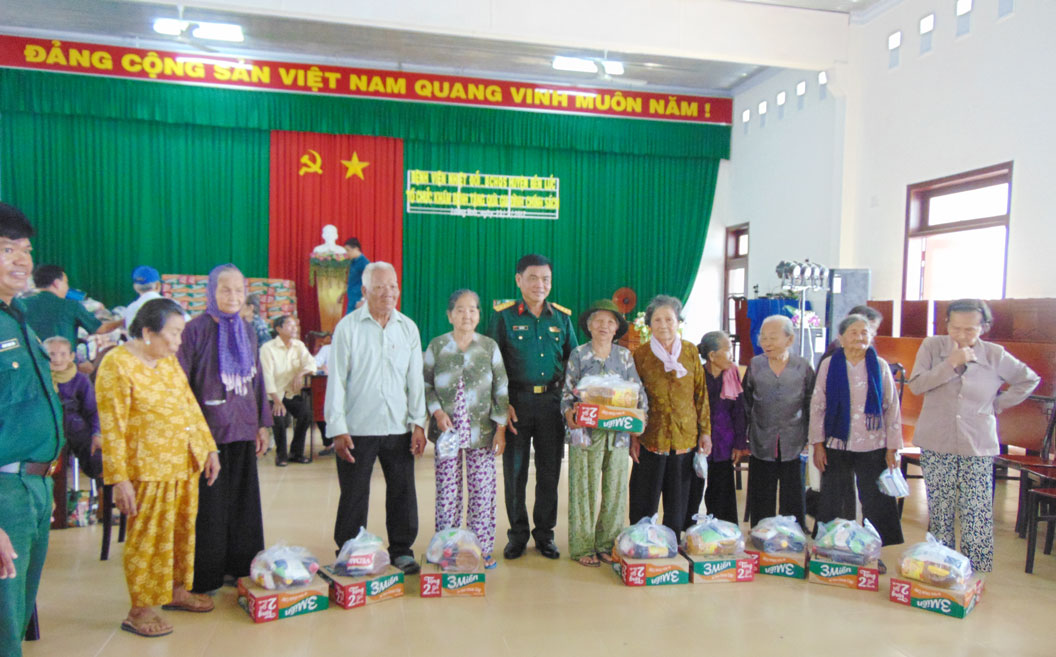 Ban Chỉ huy Quân sự huyện phối hợp các đơn vị tặng quà cho gia đình chính sách, hộ nghèo trên địa bàn