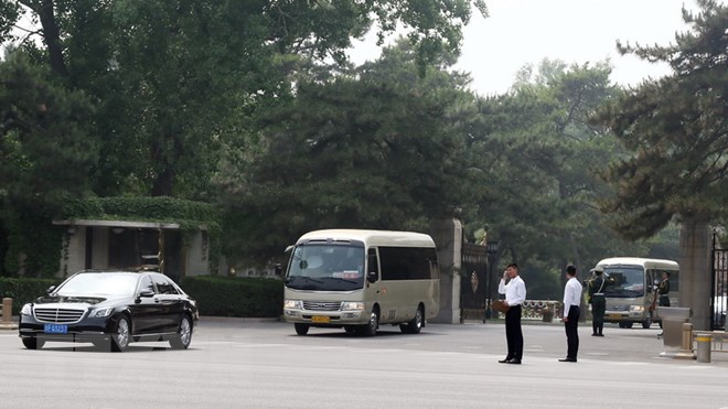 Đoàn xe chở các quan chức cấp cao Triều Tiên thăm Bắc Kinh, Trung Quốc ngày 14/5. (Nguồn: Yonhap/TTXVN)