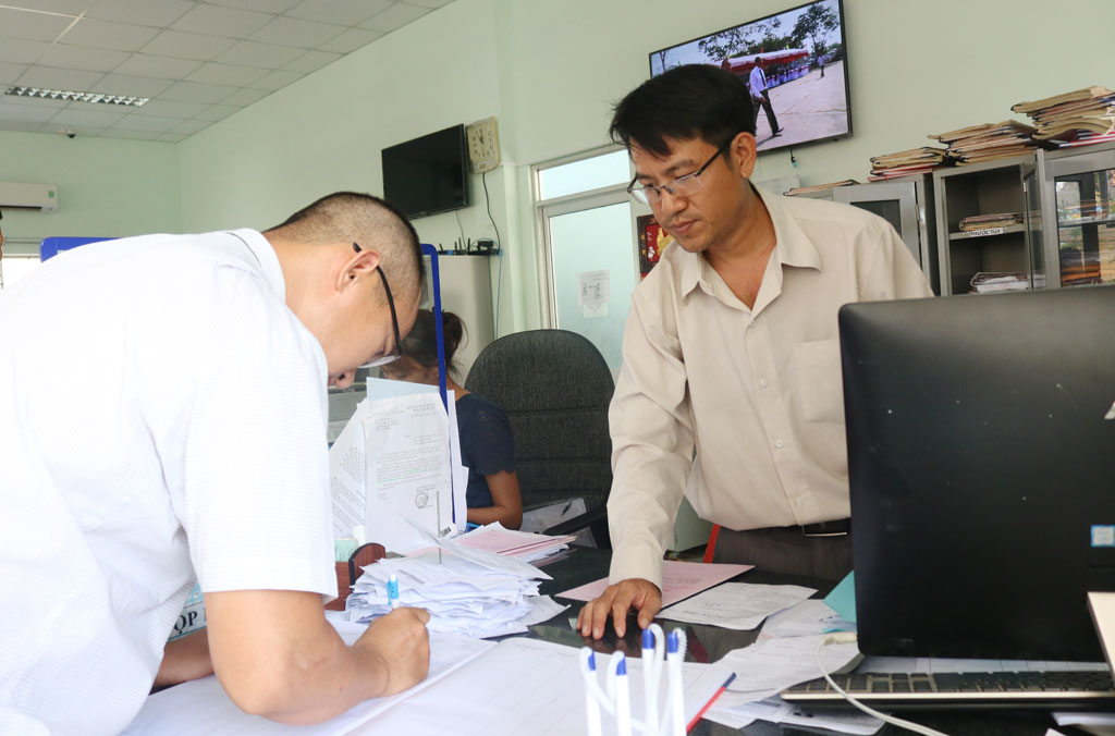 Hướng dẫn người dân nhận kết quả tại Trung tâm Hành chính công huyện Cần Đước