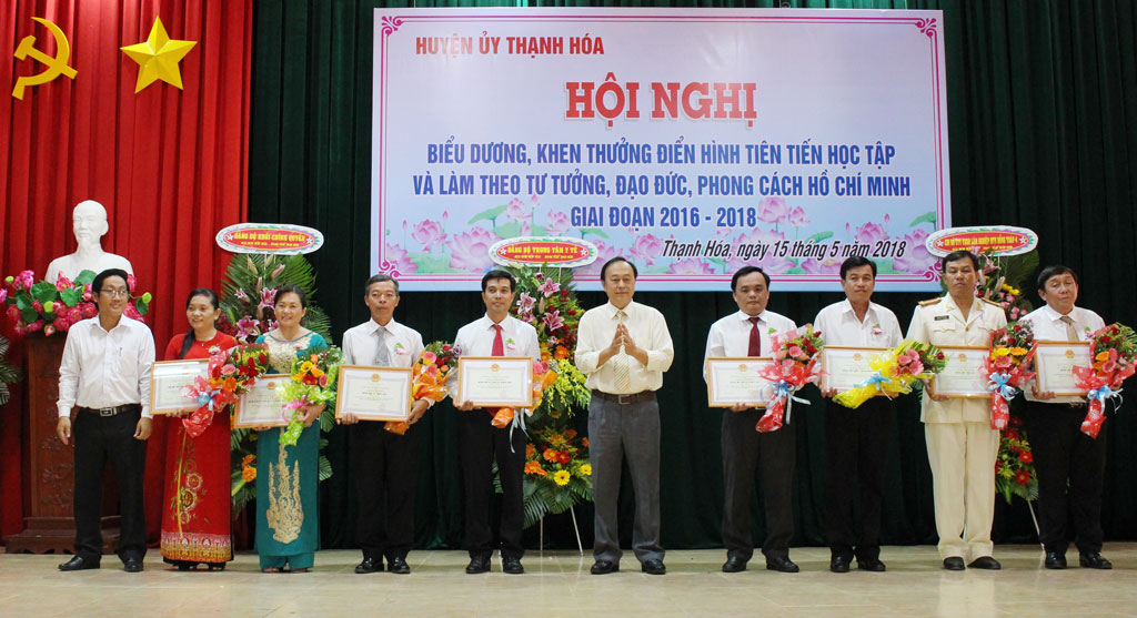 Đảng bộ xã Thủy Tây được biểu dương, khen thưởng trong việc “Học tập và làm theo tư tưởng, đạo đức, phong cách Hồ Chí Minh”
