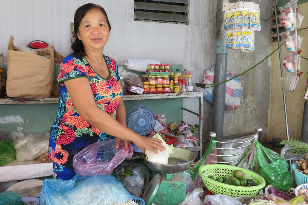 Nhờ nguồn vốn từ ngân hàng, chị Huỳnh Thị Diễm Lan bán tạp hóa, tạo thu nhập ổn định cho gia đình 