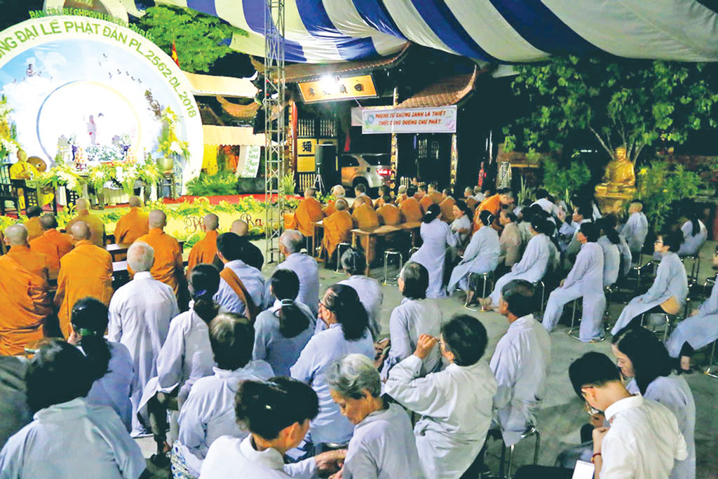 Tuần lễ thính pháp Phật đản ở chùa Tào Khê, huyện Cần Đước (đêm 12/4 Âm lịch) Ảnh: MHD