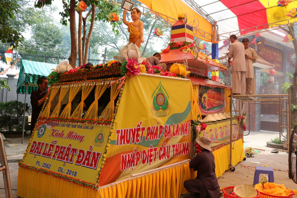 Các chùa trang trí xe hoa diễu hành ngày Đại lễ Phật đản