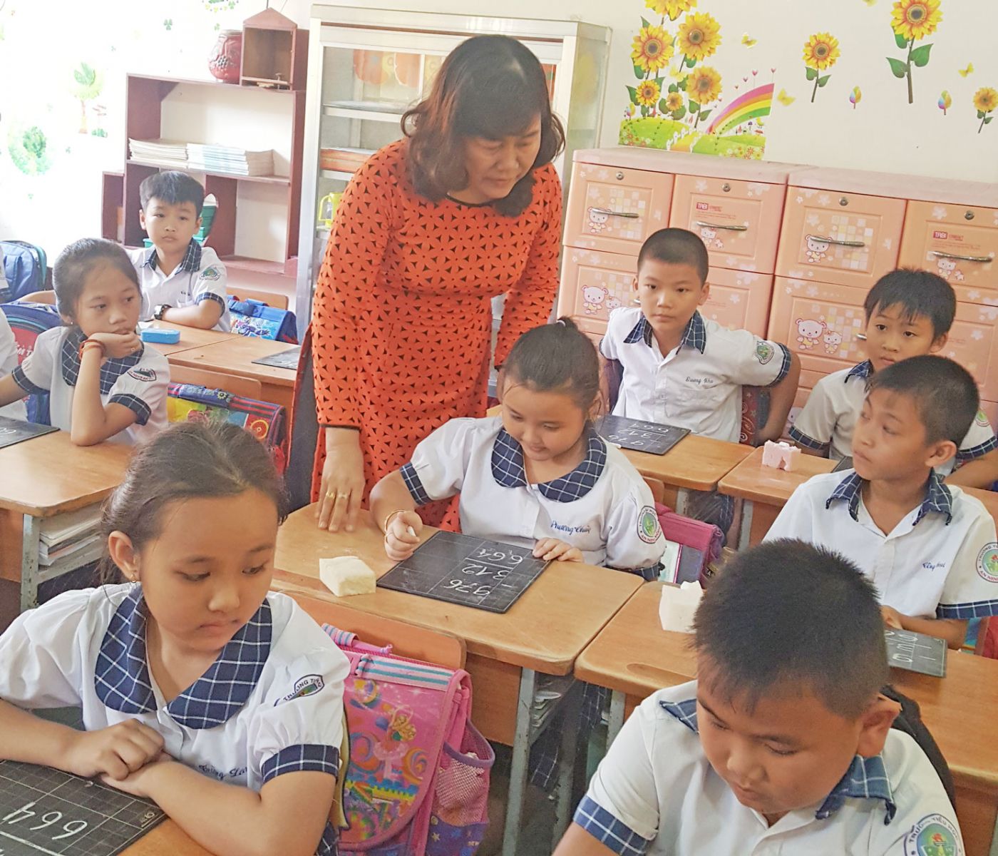 Nhà giáo ưu tú Trần Thị Thu luôn quan tâm và uốn nắn từng nét chữ cho học sinh