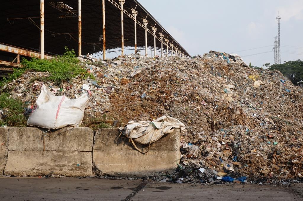 Tình trạng rác nguyên liệu tại Cty CP Môi trường xanh Thành Tài.