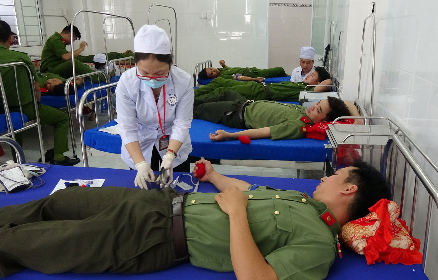 Đoàn viên, thanh niên Công an tỉnh tham gia hiến máu tình nguyện