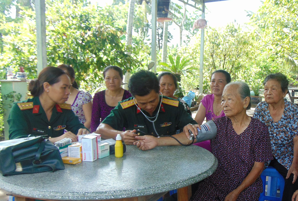 Sáng ngời phẩm chất Bộ đội Cụ Hồ Khám, chữa bệnh và cấp thuốc miễn phí cho gia đình chính sách, hộ nghèo