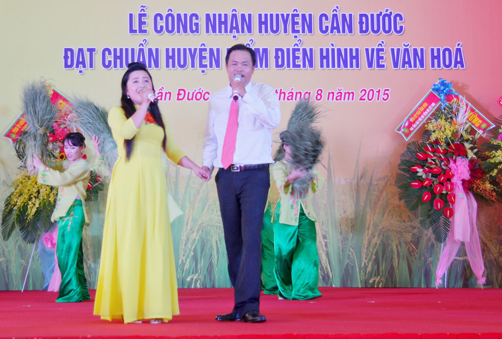Nhạc sĩ Nguyễn Thanh Hải và ca sĩ Hồng Thắm biểu diễn ca khúc Hương tình miền hạ trong buổi lễ công nhận huyện Cần Đước đạt chuẩn huyện điểm điển hình về văn hóa