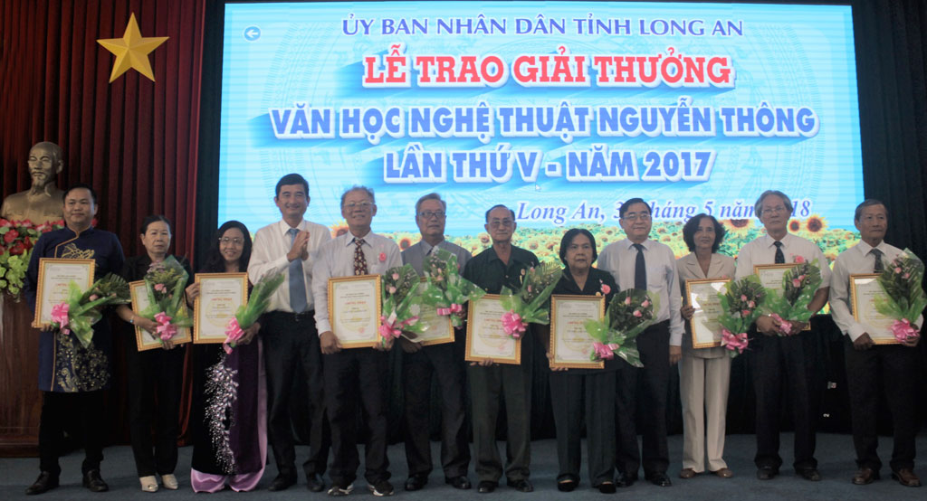 Phó Bí thư Thường trực Tỉnh ủy - Đỗ Hữu Lâm và Phó Chủ tịch UBND tỉnh - Phạm Văn Cảnh trao giải cho các tác giả. Ảnh: Phương Phương