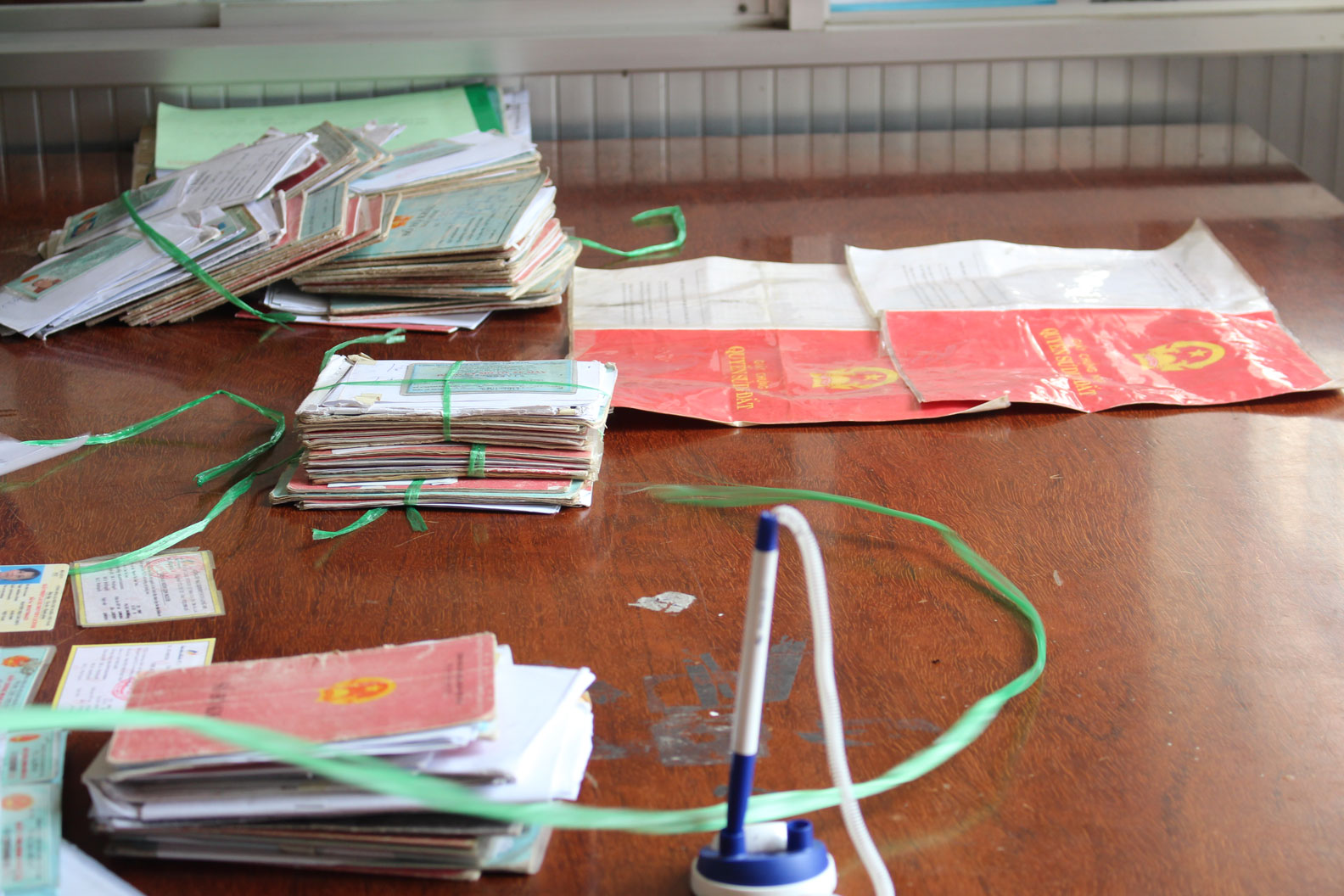 Sổ hộ khẩu, chứng minh nhân dân và các giấy tờ khác được phát hiện tại một nhà trọ ở phường 3, TP.Tân An