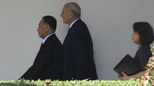 Ông Kim Yong-chol tại Nhà Trắng (đi đầu tiên). (Nguồn: AFP)