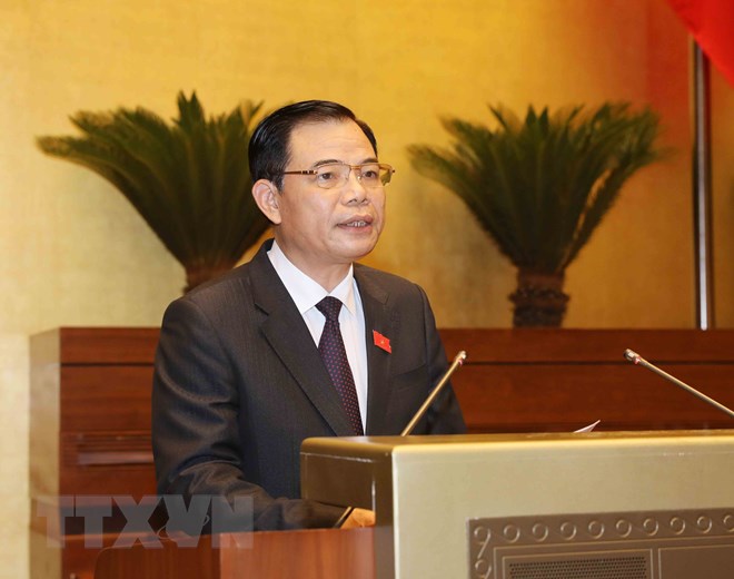 Bộ trưởng Bộ Nông nghiệp và Phát triển nông thôn Nguyễn Xuân Cường trình bày Tờ trình dự án Luật Chăn nuôi. (Ảnh: Phương Hoa/TTXVN)