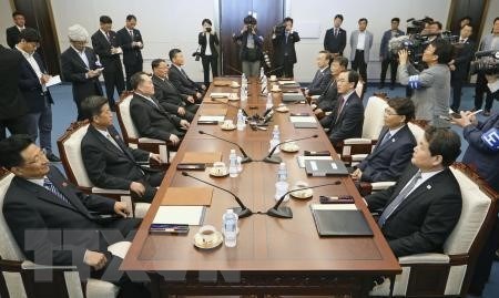 Phái đoàn Hàn Quốc (phải) và Triều Tiên (trái) tại cuộc đàm phán cấp cao liên Triều ở làng đình chiến Panmunjom ngày 01/6. (Nguồn: Kyodo/TTXVN)