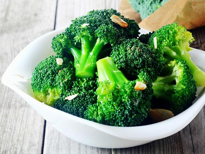 Bông cải xanh. Trong bông cải xanh có chứa một hàm lượng dinh dưỡng cao nên góp phần không nhỏ trong việc phục hồi cơ bắp cả trước và sau khi tập luyện thể thao. Do đó, đây cũng là thực phẩm bạn cần bổ sung nếu muốn tăng kích cỡ vòng 3. 