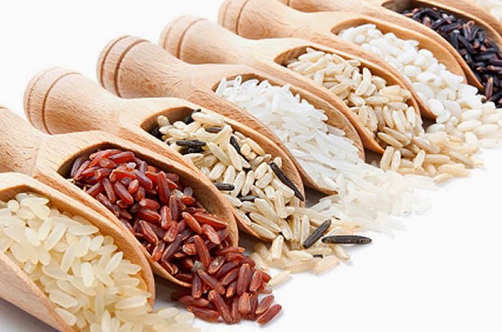 Gạo lức. Loại gạo này rất giàu chất xơ và carbohydrate, ít calo nên giúp hỗ trợ giảm cân, thúc đẩy khối lượng cơ bắp ở vùng mông. Vì vậy muốn tăng kích cỡ vòng ba nhanh chóng bạn nên thêm gạo lứt vào thực đơn hàng ngày nhé.